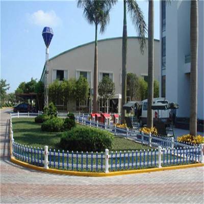 周口工廠現(xiàn)貨批發(fā) 新農(nóng)村綠化帶首選，綠白色塑鋼/PVC護(hù)欄詳解