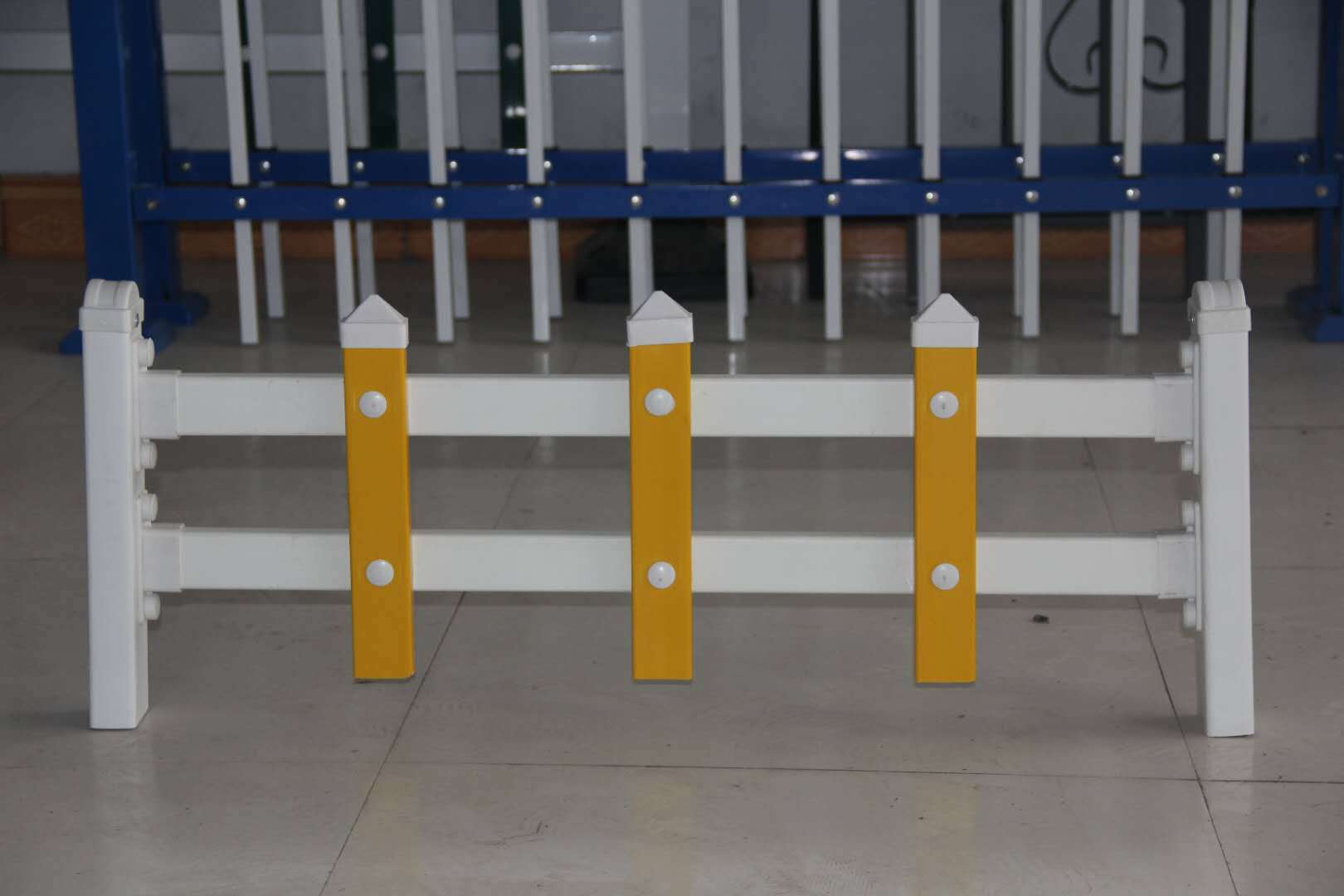 PVC塑鋼草坪護(hù)欄 市政綠化、社區(qū)園藝與校園環(huán)境的守護(hù)者