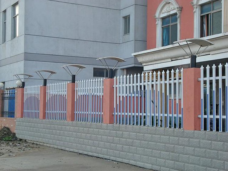 福建漳州PVC護(hù)欄 定制塑鋼圍欄，構(gòu)筑別墅與廠區(qū)的安全美學(xué)